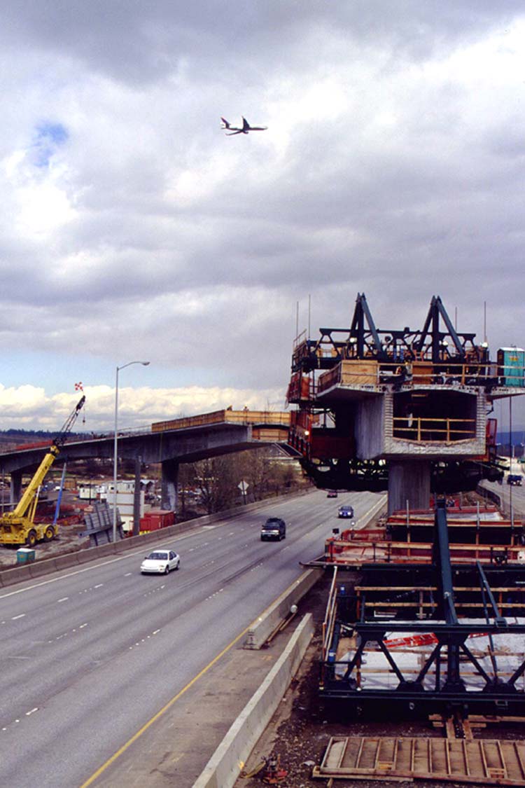 Construction of the Airport MAX Red Line over the I-205 freeway